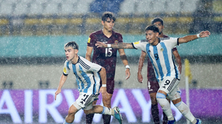 Santiago López festeja uno de los goles de Argentina que ya está en cuartos de final del Mundial sub-17.