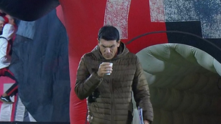 Mauricio Larriera ingresó al campo de juego distendido y tomando un café.