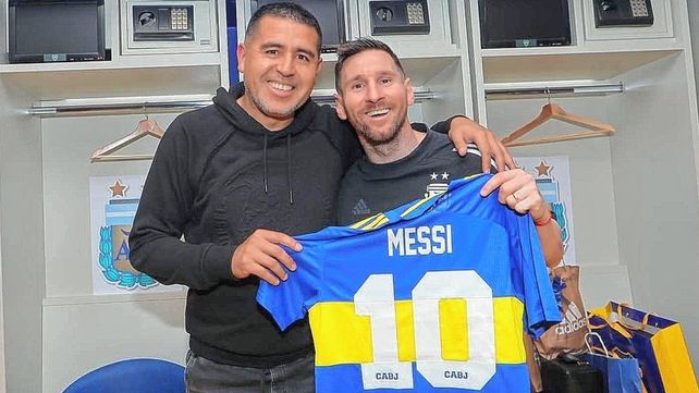 Lionel Messi posó con una camiseta de Boca que le obsequió Juan Román Riquelme.