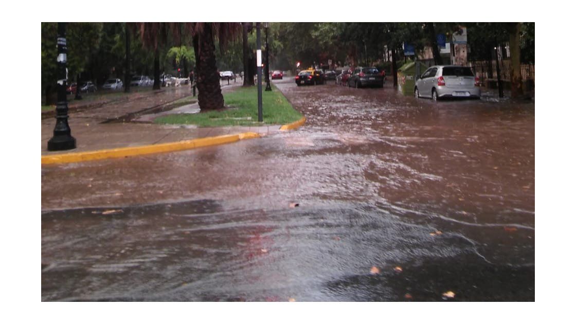 Calles inundadas y zonas anegadas luego del fuerte temporal de lluvia