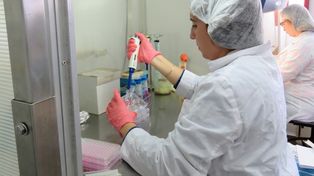 Ciencia: las mujeres trabajan más que los varones y ganan menos