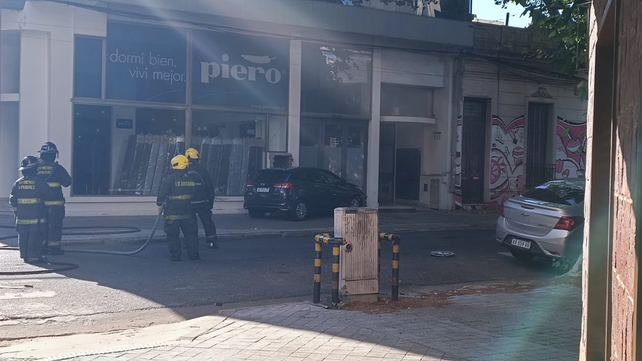 Choque en Urquiza y Santiago. Uno de los autos subió a la vereda e impactó contra una casilla de gas
