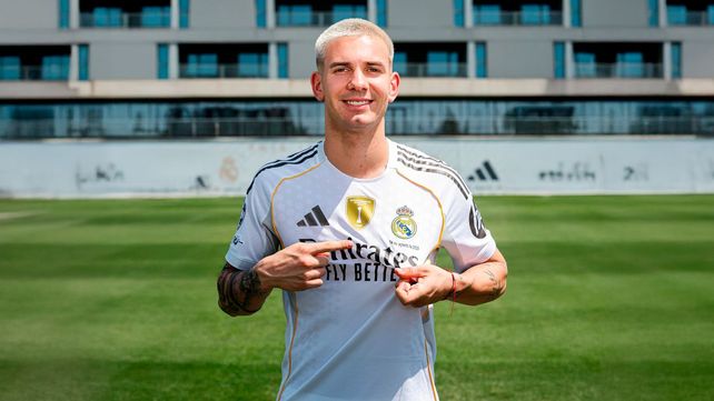 El argentino Franco Mastantuono con la camiseta más vendida del mundo este año: la del Real Madrid. La de Boca aparece en el sexto lugar del ranking.