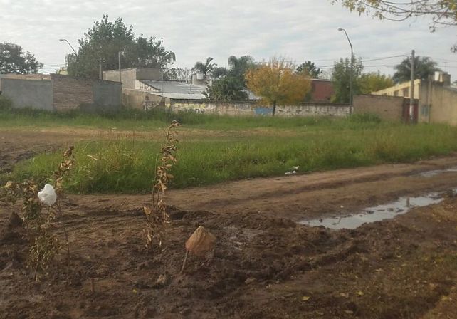 En barrio Los Ángeles aseguran que las calles se inundan por conexiones clandestinas