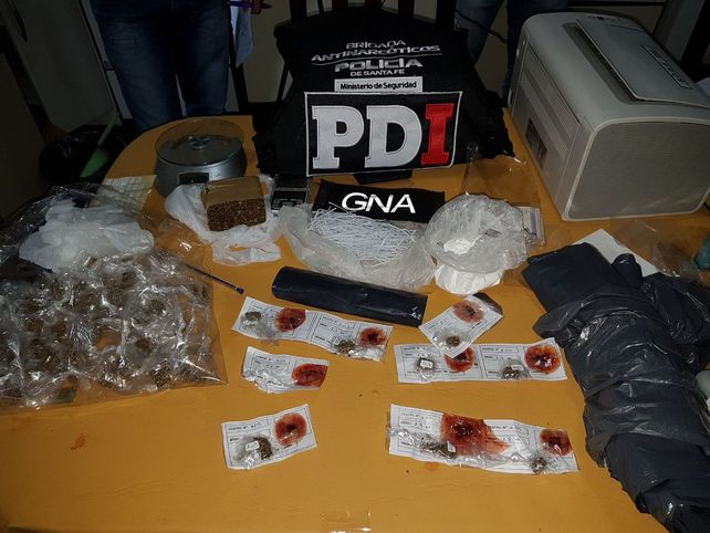 Le encontraron droga en un operativo vehicular y secuestraron más al allanar su casa