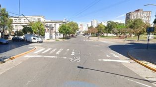 El colmo: un hombre vestido de policía engañó a una joven y le robó su bicicleta y $50 mil en el centro