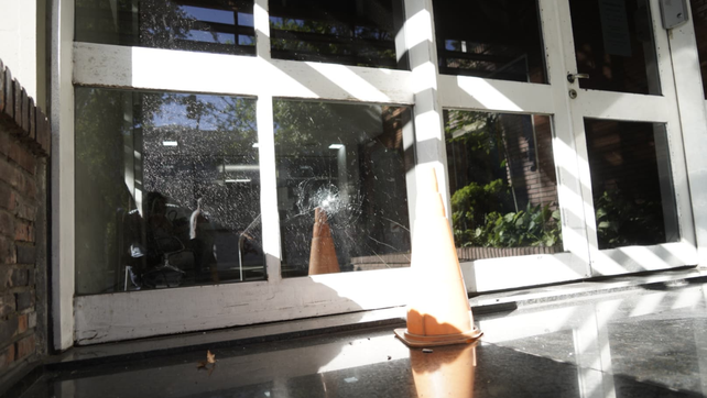 Anoche apedrearon el frente del Instituto Médico Legal. Investigan si se trató de un hecho intencional o producto de alguna pelea callejera. 