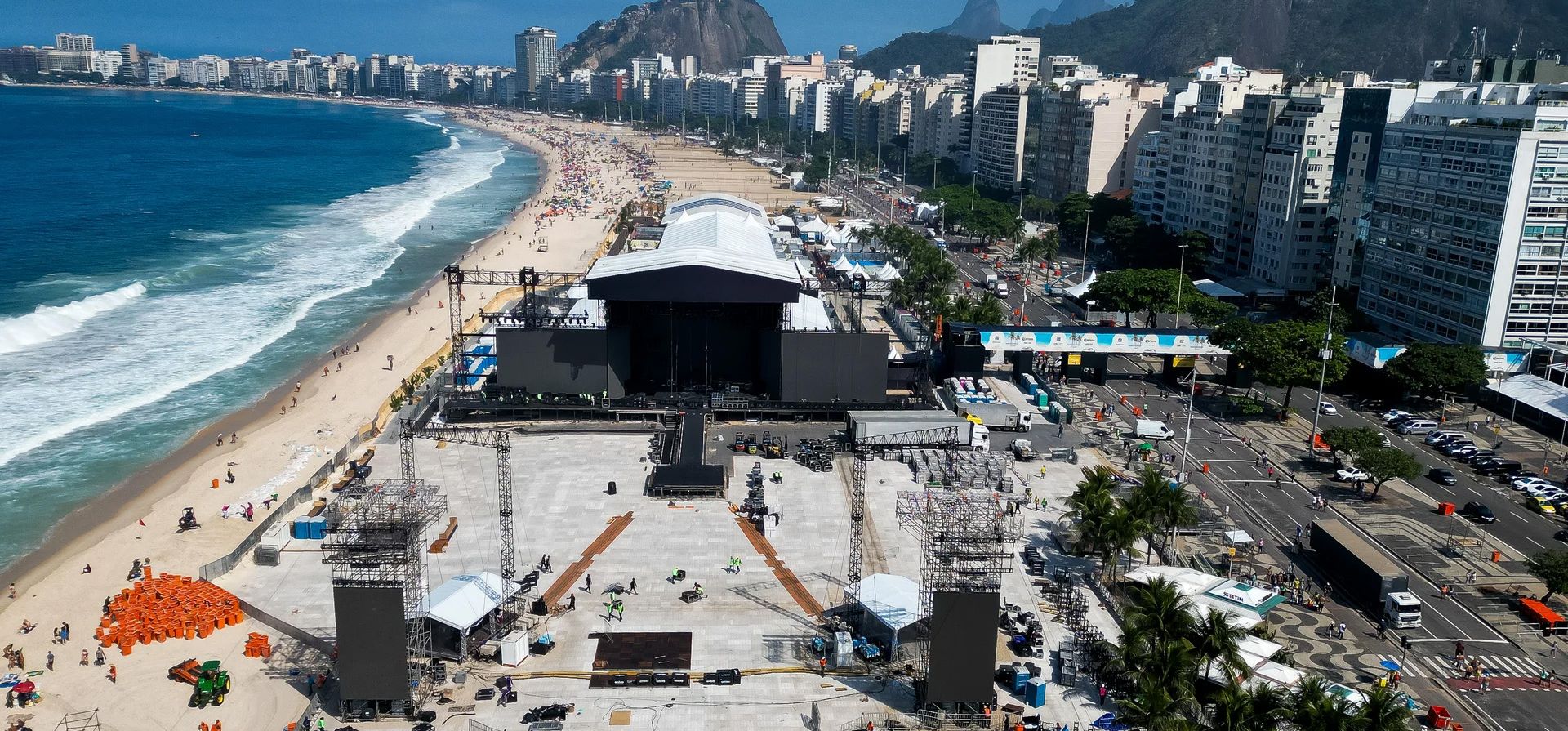 Operarios trabajan en el desmantelamiento del escenario después del concierto gratuito de Lady Gaga en la playa de Copacabana, Río de Janeiro, Brasil. Fotografía: Buda Mendes/Getty Images Operarios trabajan en el desmantelamiento del escenario después del concierto gratuito de Lady Gaga en la playa de Copacabana, Río de Janeiro, Brasil. Fotografía: Buda Mendes/Getty Images