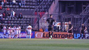 Sin reacción: Colón perdió un duelo vital ante Morón, la cima ya quedó lejos y la gente estalló