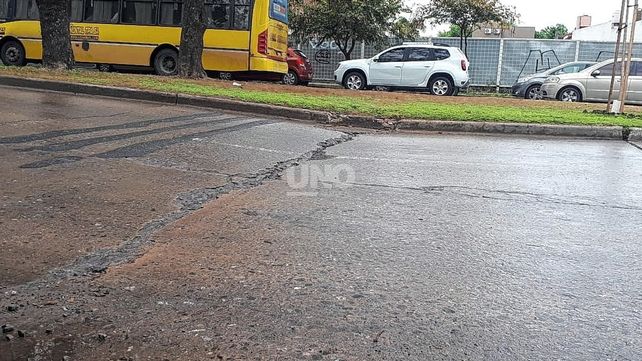 Amenaza de socavón en Bv. Gálvez y Laprida: abrirán la calzada para hacer un diagnóstico Amenaza de socavón en Bv. Gálvez y Laprida: abrirán la calzada para hacer un diagnóstico