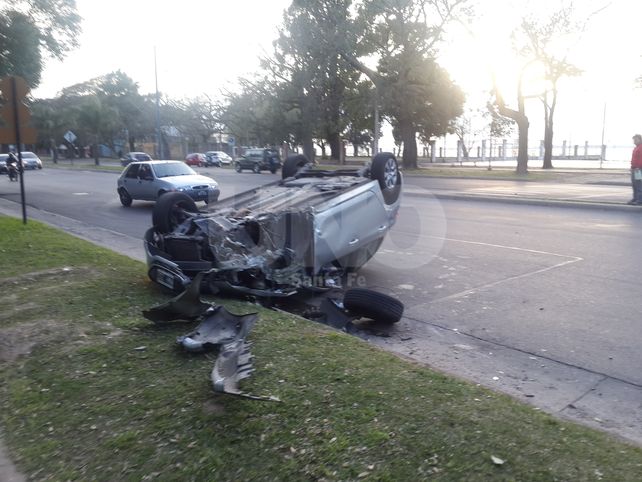 Espectacular vuelco de un auto en la Costanera Oeste santafesina