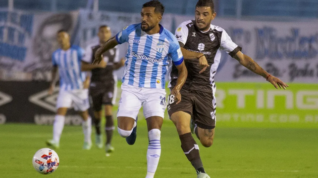Atlético Tucumán rescató un empate en un polémico final ante Platense