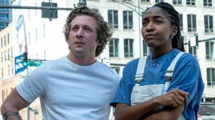 Jeremy Allen White y Ayo Edebiri protagonizan El oso, la aclamada serie que este jueves 26 estrena su cuarte temporada en Disney+.