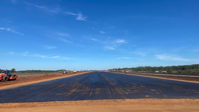 Cabe recordar que la obra de construcción y readecuación del Aeropuerto Comodoro Pierrestegui