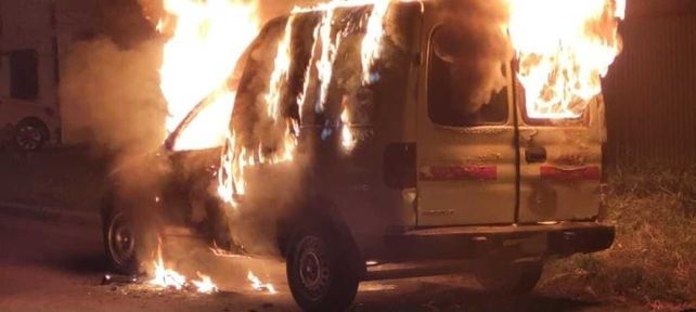 Una chevrolet Corsa blanca se incendió en la madrugada del miércoles por razones aún no establecidas.