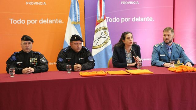 Las principales autoridades del área penal de la provincia en la presentación de los uniformes que se utilizan desde este lunes.