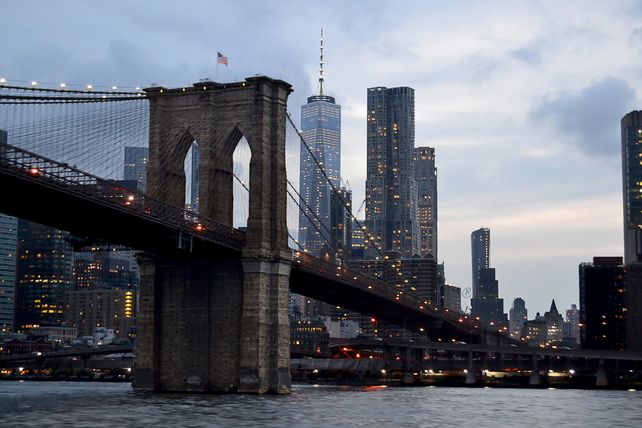 El Puente de Brooklyn es un ícono de Nueva York que conecta Manhattan y Brooklyn sobre el East River
