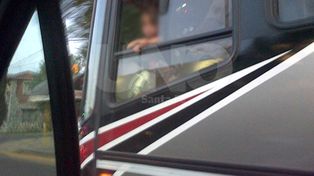 Un conductor de transporte de pasajeros y una maniobra más que imprudente