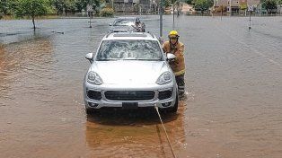 Inundación: rescatan a anciano que quedó atrapado en su auto