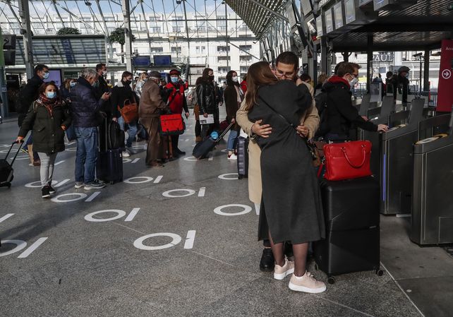 Parisinos abandonan la ciudad en la estación de trenes Gare de Lyon.&nbsp;