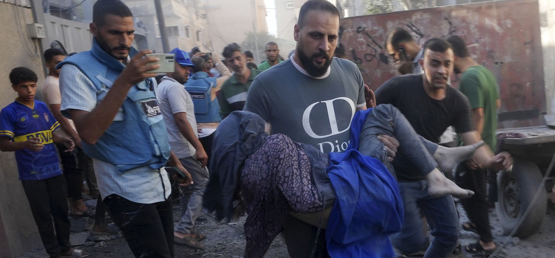 Palestinos evacuan a los sobrevivientes después de los ataques aéreos israelíes contra edificios en Deir al Balah, Franja de Gaza, el martes 7 de noviembre de 2023. (Foto AP/Adel Hana) Palestinos evacuan a los sobrevivientes después de los ataques aéreos israelíes contra edificios en Deir al Balah, Franja de Gaza, el martes 7 de noviembre de 2023. (Foto AP/Adel Hana)