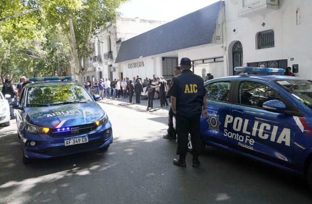 Dolor en el velorio de Joel Ruiz, el policía que murió tras ser baleado en un allanamiento