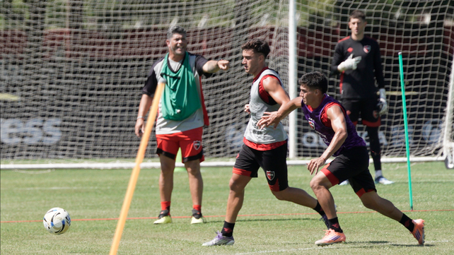 Sergio Gómez da indicaciones durante la práctica de Newells. Este sábado habrá amistoso.