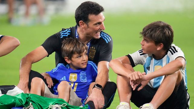 Lionel Scaloni y sus hijos, en el campo de juego.