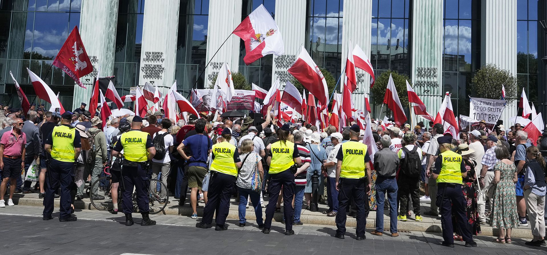 Partidarios de Karol Nawrocki, presidente electo con el apoyo del partido derechista Ley y Justicia (PiS), se reúnen frente al Tribunal Supremo en Varsovia, Polonia, el martes 1 de julio de 2025. (Foto AP/Czarek Sokolowski) Partidarios de Karol Nawrocki, presidente electo con el apoyo del partido derechista Ley y Justicia (PiS), se reúnen frente al Tribunal Supremo en Varsovia, Polonia, el martes 1 de julio de 2025. (Foto AP/Czarek Sokolowski)