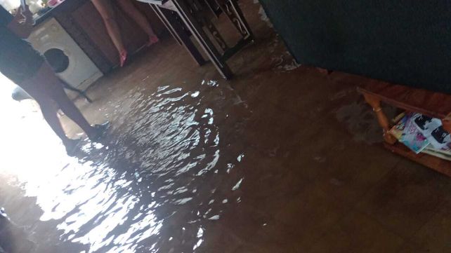 Una vecina con el agua adentro de su casa. Si bien no abandonó su vivienda, pasó una jornada desesperante.
