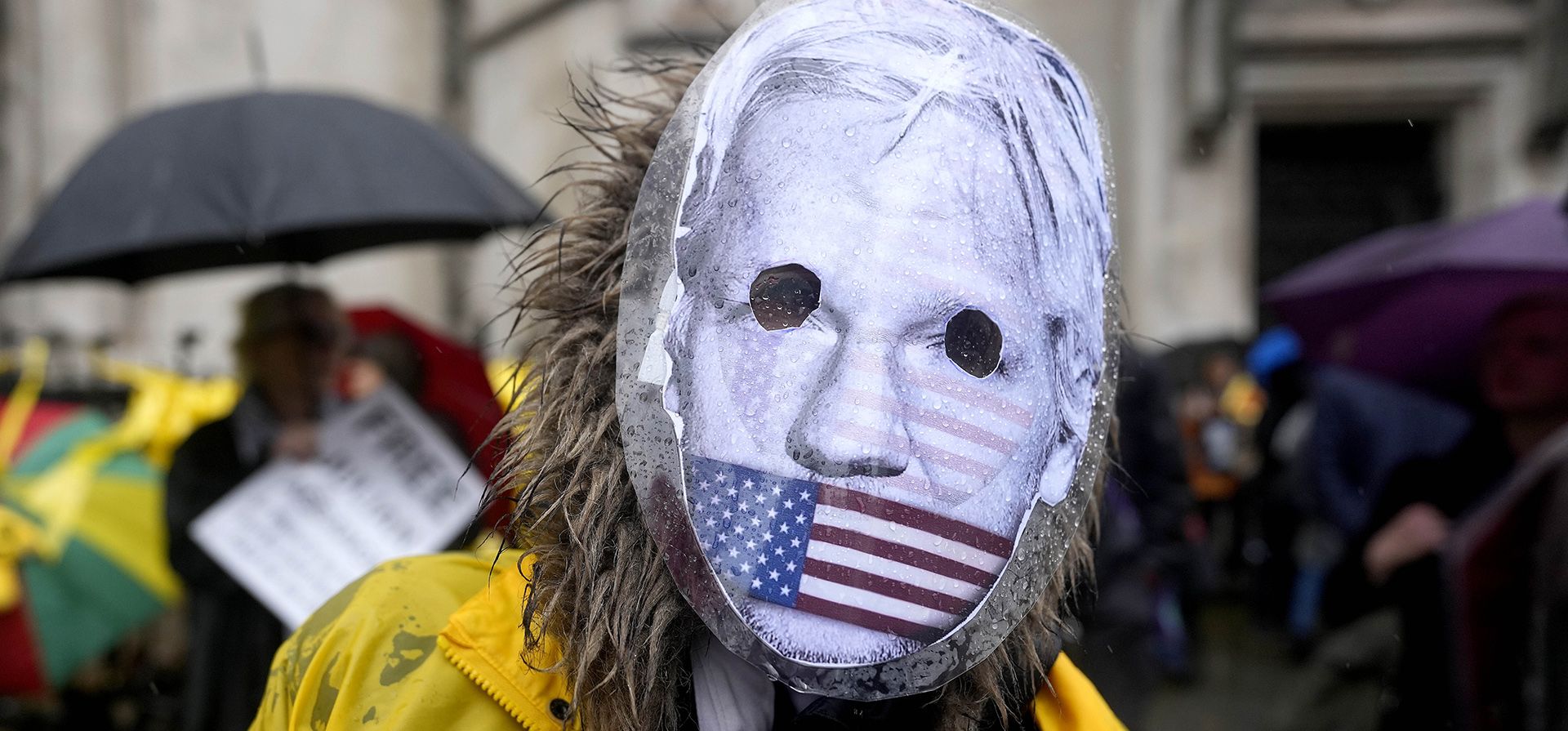 Un manifestante con una máscara se encuentra en la entrada de los Tribunales Reales de Justicia en Londres, el miércoles 21 de febrero de 2024. Los abogados de Julian Assange están en su último desafío legal en el Reino Unido para evitar que el fundador de WikiLeaks sea enviado a Estados Unidos para enfrentar cargos de espionaje. (Foto AP/Alastair Grant) Un manifestante con una máscara se encuentra en la entrada de los Tribunales Reales de Justicia en Londres, el miércoles 21 de febrero de 2024. Los abogados de Julian Assange están en su último desafío legal en el Reino Unido para evitar que el fundador de WikiLeaks sea enviado a Estados Unidos para enfrentar cargos de espionaje. (Foto AP/Alastair Grant)