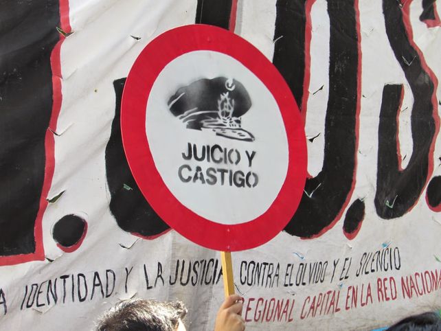 Ofrecen 500 mil pesos por un coronel del Ejército prófugo en Santa Fe por delitos de lesa humanidad Ofrecen 500 mil pesos por un coronel del Ejército prófugo en Santa Fe por delitos de lesa humanidad