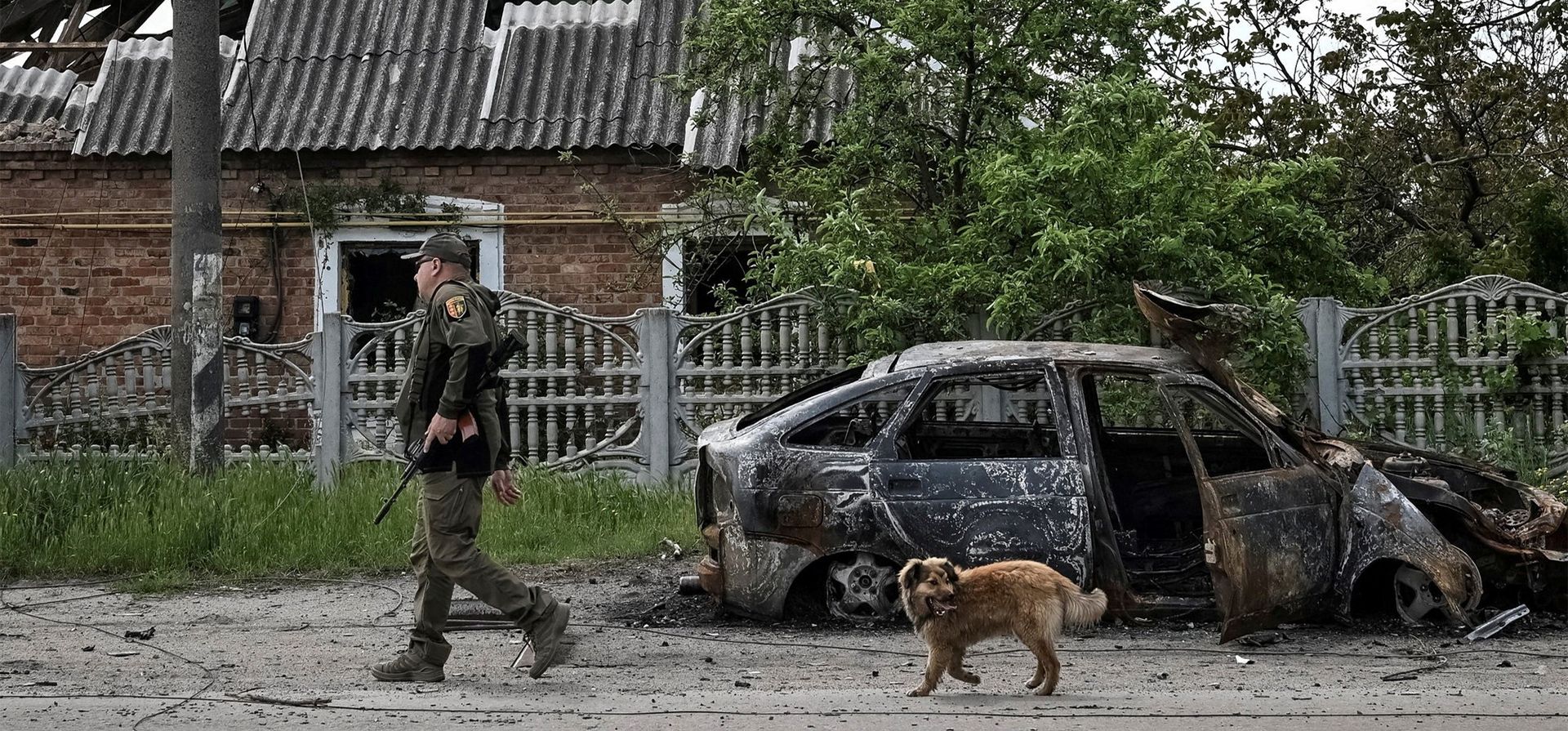 Un militar de las Fuerzas Armadas de Ucrania camina por una calle, en medio del ataque ruso contra Ucrania, cerca de la ciudad de Orikhiv, en la región de Zaporizhzhia, Ucrania. Foto: REUTERS/Stringer Un militar de las Fuerzas Armadas de Ucrania camina por una calle, en medio del ataque ruso contra Ucrania, cerca de la ciudad de Orikhiv, en la región de Zaporizhzhia, Ucrania. Foto: REUTERS/Stringer