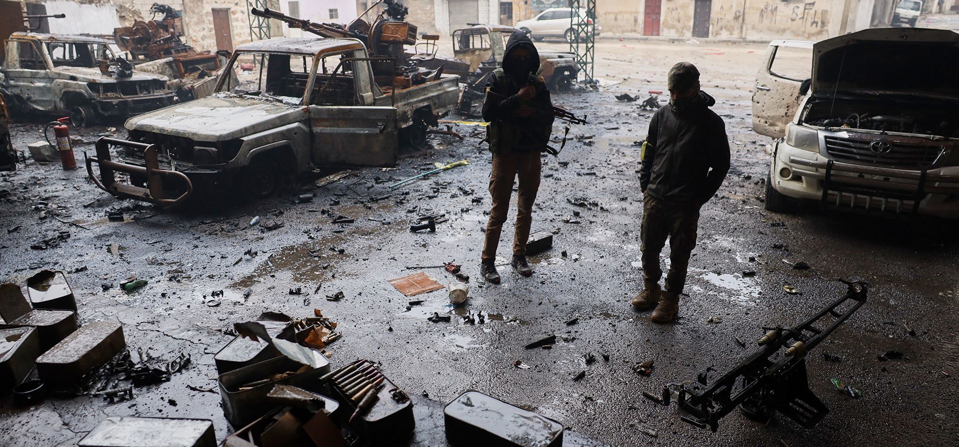 Fuerzas de seguridad sirias junto a vehículos incendiados y municiones esparcidas en el suelo en el barrio de Sheikh Maqsoud, de mayoría kurda, donde estallaron enfrentamientos entre fuerzas gubernamentales y las Fuerzas Democráticas Sirias (FDS), lideradas por los kurdos, en la ciudad norteña de Alepo, Siria, el lunes 12 de enero de 2026. (Foto AP/Omar Albam) Fuerzas de seguridad sirias junto a vehículos incendiados y municiones esparcidas en el suelo en el barrio de Sheikh Maqsoud, de mayoría kurda, donde estallaron enfrentamientos entre fuerzas gubernamentales y las Fuerzas Democráticas Sirias (FDS), lideradas por los kurdos, en la ciudad norteña de Alepo, Siria, el lunes 12 de enero de 2026. (Foto AP/Omar Albam)