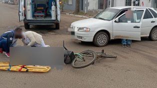 Ciclista herida tras ser atropellada por un auto en San Salvador