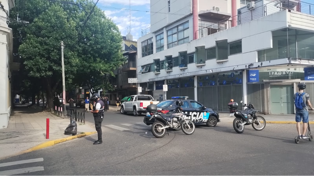 Tránsito cortado en Ituzaingó al 1200 por la caída de un imnenso panal de avispas