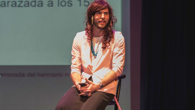 Juampi transformado en la sexóloga Alessandra Teapoya.