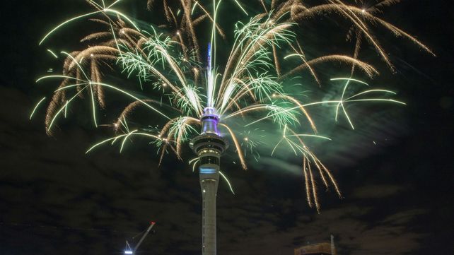 Fuegos artificiales en la Torre Sky de Auckland