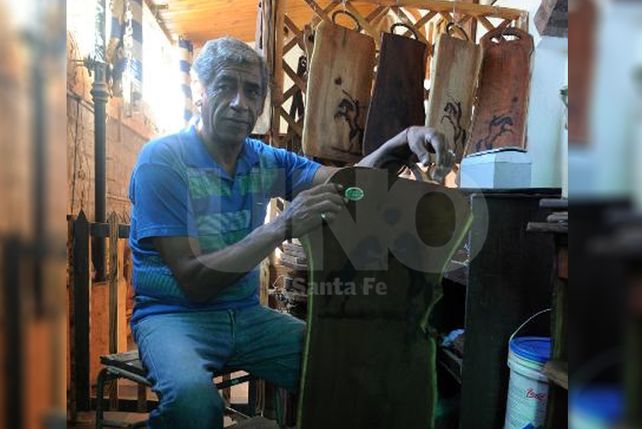 En el trabajo del algarrobo encontró la fortaleza para ganarse la vida