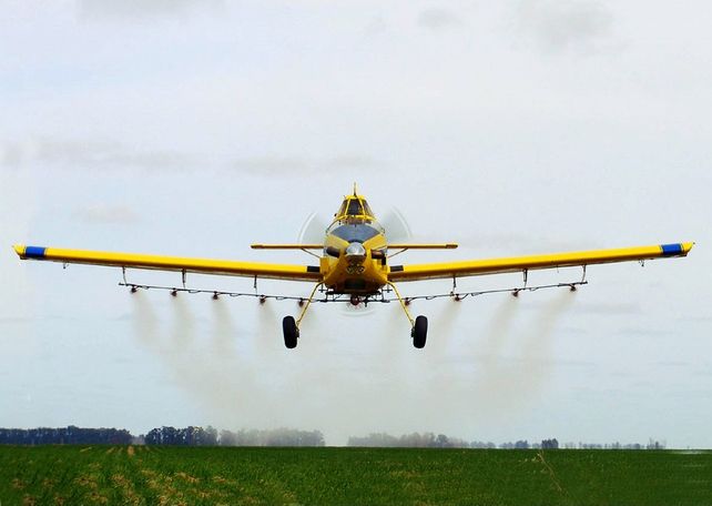 La ley Bertero propone reducir también la distancia mínima a los poblados para aplicaciones aéreas.