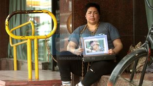 Una mujer se encadenó frente a Iapos pidiendo por la atención de su hija