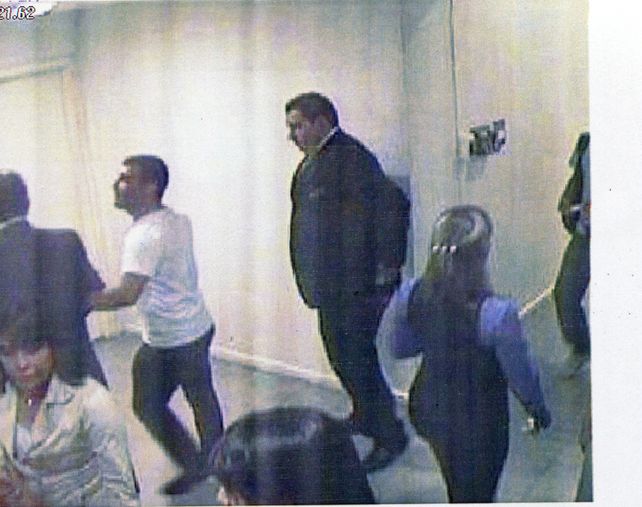 Sahpolat Bahri (de blanco) que hizo trampa en el casino pero que denunció que vigiladores lo llevaron hasta su hotel para que repusiera dinero sin aviso a la policía. 