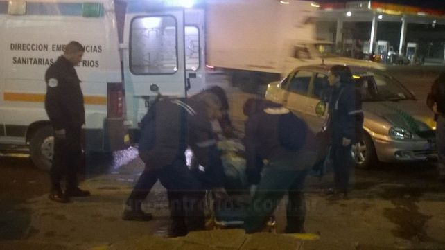 Un motociclista fue hospitalizado tras chocar contra un auto en Paraná