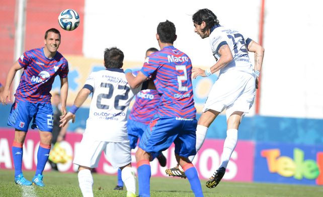 Sebastián Abreu mete un soberbio cabezazo y anota el único tanto del partido, con el que Central venció a Tigre en octavos de finall.