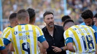 Cristian González da indicaciones ante Atlético Tucumán.