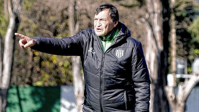 Julio César Falcioni dejó de ser el DT de Banfield.