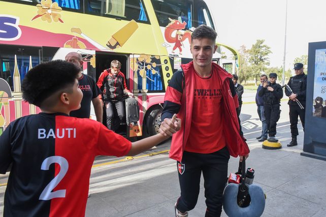 El pequeño hincha leproso&nbsp;saluda a Ramiro Sordo