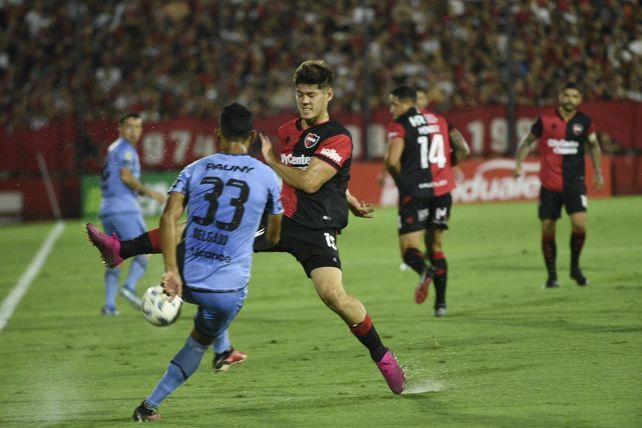 Newells ganó ante su gente en la vuelta al Coloso y sigue invicto y puntero