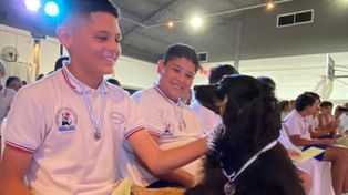 Lionel y La Negrita, la perra egresada que recibió su medalla en la colación de la primaria de una escuela de Brinkman, Córdoba.&nbsp;