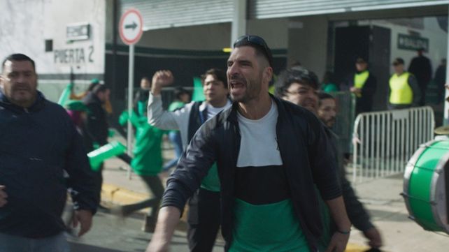 La serie sigue la historia de un joven de clase acomodada y su progresiva inmersión en la barrabrava de un equipo de fútbol.